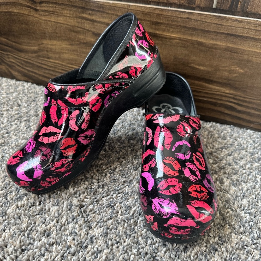 Sanita Black and Pink Lip Print Clogs